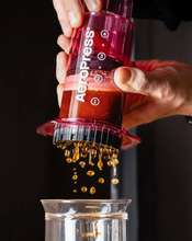 Cargar imagen en el visor de la galería, AeroPress Rosado - Coffee Maker Cafetera Portátil CLEAR