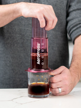 Cargar imagen en el visor de la galería, AeroPress Rosado - Coffee Maker Cafetera Portátil CLEAR