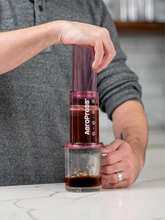 Cargar imagen en el visor de la galería, AeroPress Rosado - Coffee Maker Cafetera Portátil CLEAR