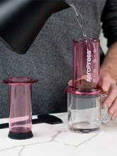 Cargar imagen en el visor de la galería, AeroPress Rosado - Coffee Maker Cafetera Portátil CLEAR