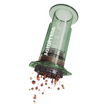 Cargar imagen en el visor de la galería, AeroPress Verde - Coffee Maker Cafetera Portátil CLEAR