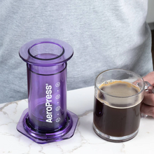 Cargar imagen en el visor de la galería, AeroPress Morado - Coffee Maker Cafetera Portátil CLEAR