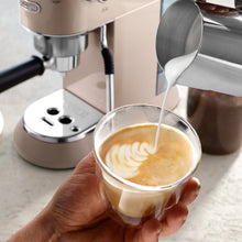 Cargar imagen en el visor de la galería, Cafetera espresso Dedica Arte EC885 - De&#39;Longhi