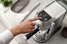 Cargar imagen en el visor de la galería, Cafetera espresso Dedica Duo EC890 - De'Longhi