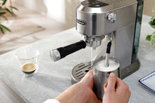 Cargar imagen en el visor de la galería, Cafetera espresso Dedica Duo EC890 - De'Longhi