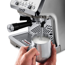 Cargar imagen en el visor de la galería, Cafetera de Bomba Tradicional La Specialista Arte EVO - De'Longhi