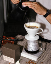Cargar imagen en el visor de la galería, Café FLORES - Blend Exclusivo de Temporada