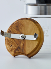 Cargar imagen en el visor de la galería, Jarra servidora para café de 600ml - Olive Wood HARIO