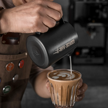 Cargar imagen en el visor de la galería, Jarra Latte Art MHW-3BOMBER 5.0 Negro Mate