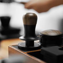 Cargar imagen en el visor de la galería, MHW-3BOMBER - Tamper 2.0 de Presión Constante Base Ruteada Walnut/Black