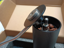 Cargar imagen en el visor de la galería, Molinillo manual de café con mango de madera - Cónicas de Acero Inox