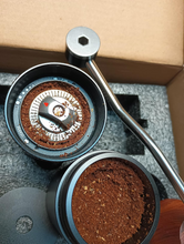 Cargar imagen en el visor de la galería, Molinillo manual de café con mango de madera - Cónicas de Acero Inox