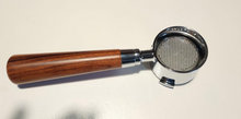 Cargar imagen en el visor de la galería, Portafiltro de madera para máquina De&#39;Longhi 51mm