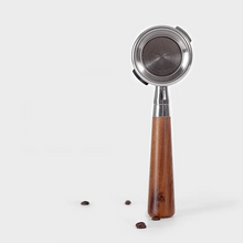 Cargar imagen en el visor de la galería, Portafiltro de madera para máquinas Gaggia 58mm