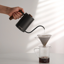 Cargar imagen en el visor de la galería, Tetera cuello de cisne con mango de madera - Kettle Planet MHW-3BOMBER