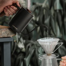 Cargar imagen en el visor de la galería, Tetera cuello de cisne con mango de madera - Kettle Planet MHW-3BOMBER