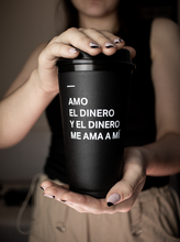Cargar imagen en el visor de la galería, Mug negro - AMO EL DINERO Y EL DINERO ME AMA A MI