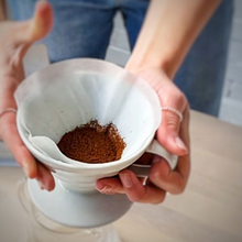 Cargar imagen en el visor de la galería, V60 plástico blanco 1-2 tza Hario - Método goteo para hacer café