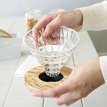 Cargar imagen en el visor de la galería, Dripper V60 madera de olivo de 1-4 tazas - Método goteo para hacer café