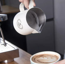 Cargar imagen en el visor de la galería, Jarra Barista punta fina 350ml - acero inox acabado blanco mate
