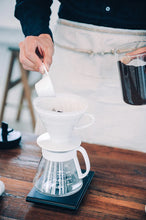 Cargar imagen en el visor de la galería, V60 plástico blanco 1-2 tza Hario - Método goteo para hacer café
