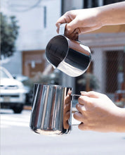 Cargar imagen en el visor de la galería, Jarra Barista - Acero Inoxidable Pulido - Latte Art